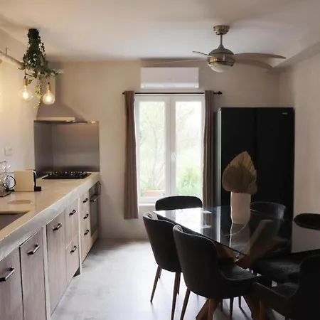 Peaceful House With Jacuzzi And Sea View Holiday home Kastela